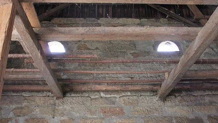 Die Balken in der Scheune sind noch in Takt.