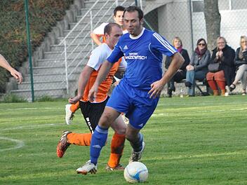 Der FSV Ziegelerden mit Routinier Frank Zwingmann (blaues Trikot) ist auf dem besten Weg, den direkten Wiederaufstieg in die Kreisklasse zu schaffen. Auch das Gastspiel beim SV Seelach Anfang November wurde gewonnen, wenn auch knapp. Foto: Herbert Kalb