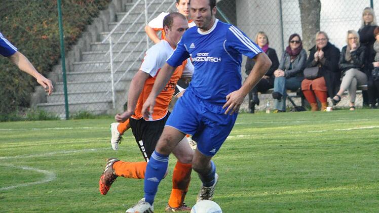 Der FSV Ziegelerden mit Routinier Frank Zwingmann (blaues Trikot) ist auf dem besten Weg, den direkten Wiederaufstieg in die Kreisklasse zu schaffen. Auch das Gastspiel beim SV Seelach Anfang November wurde gewonnen, wenn auch knapp. Foto: Herbert Kalb
