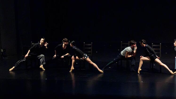 Einblicke in den nächsten Coburger Ballettabend bot eine Soirée im Landestheater. "Hypnotic Poison" feiert am 28. Februar Premiere in Coburg. Probenszene aus Mark McClains "Bewitched, bothered & bewildered".Foto: Jochen Berger