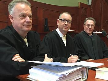 Die Nebenklage rüstet weiter auf - jetzt hat jede der vier Nebenklägerinnen einen eigenen Rechtsbeistand. Am Mittwoch ist mit dem ehemaligen Bundesanwalt Wolfram Schädler (rechts) aus Wiesbaden ein prominenter Jurist neu dazugekommen. Er vertritt eine Enkelin des Angeklagten. Im Gerichtssaal sitzt er neben seinen Rechtsanwaltskollegen (von links) Ulrich Bambor aus Dortmund (Ex-Frau) und Frank K. Peter aus Worms (Tochter). Auf dem Bild fehlt Kristina von Imhoff aus Coburg (zweite Enkelin).  Fo...