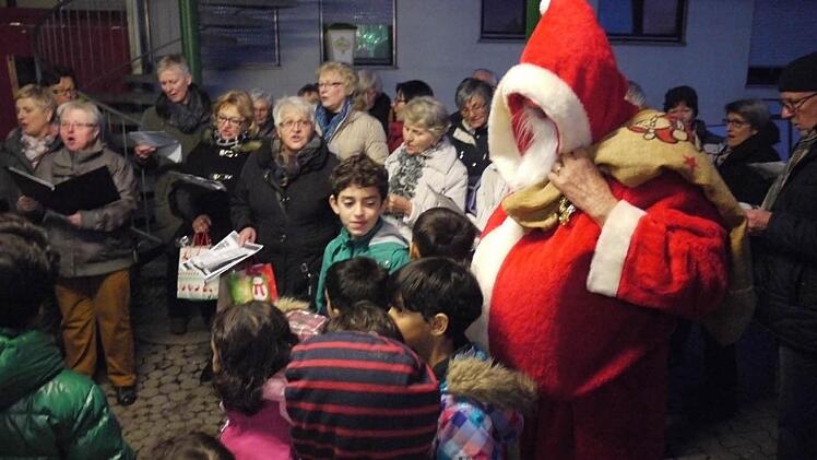 Schnell war den Kindern in der Asylunterkunft in Hemhofen klar, wer da zu Besuch kam.  Foto: Pauline Lindner