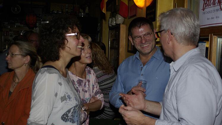 Erinnerungen werden wach. Irish Pub-Pächter Markus Daum (v. r.) im Gespräch mit Stefan Seufert, dessen Gattin Christiane und Gästen.  Foto: Winfried Ehling