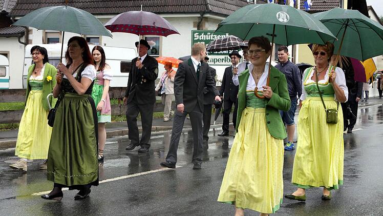 Am Festumzug in Wallenfels nahmen auch auswärtige Schützenvereine teil. Foto: Michael Wunder