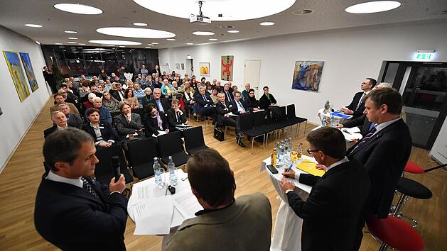 Welche Folgen hat der Pflegeskandal in der Seniorenresidenz Schloss Gleusdorf in Untermerzbach? Experten diskutierten am Donnerstag bei der Mediengruppe Oberfranken. Foto: Ronald Rinklef