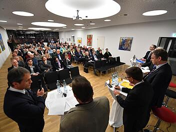 Welche Folgen hat der Pflegeskandal in der Seniorenresidenz Schloss Gleusdorf in Untermerzbach? Experten diskutierten am Donnerstag bei der Mediengruppe Oberfranken. Foto: Ronald Rinklef
