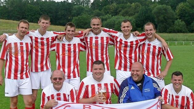 Das Team des FC-Bayern-Fanclubs Schwabachtal beim Kleinfeldturnier Foto: privat