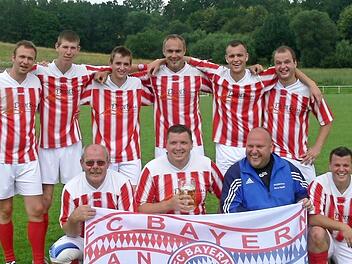 Das Team des FC-Bayern-Fanclubs Schwabachtal beim Kleinfeldturnier Foto: privat