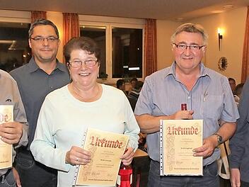 Die geehrten Mitglieder für 40-jährige Vereinsmitgliedschaft Cornelia und Siggi Weiß (2.v.r), Josef Friedrich (links), mit Vorsitzenden Norbert Welsch (rechts) und 2. Vorsitzenden Gerhard Bauer (2.v.l.)  Foto: erl