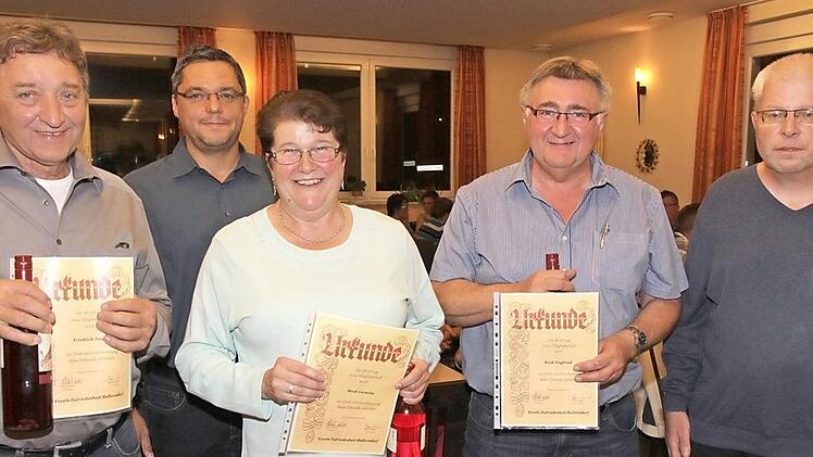Die geehrten Mitglieder für 40-jährige Vereinsmitgliedschaft Cornelia und Siggi Weiß (2.v.r), Josef Friedrich (links), mit Vorsitzenden Norbert Welsch (rechts) und 2. Vorsitzenden Gerhard Bauer (2.v.l.)  Foto: erl