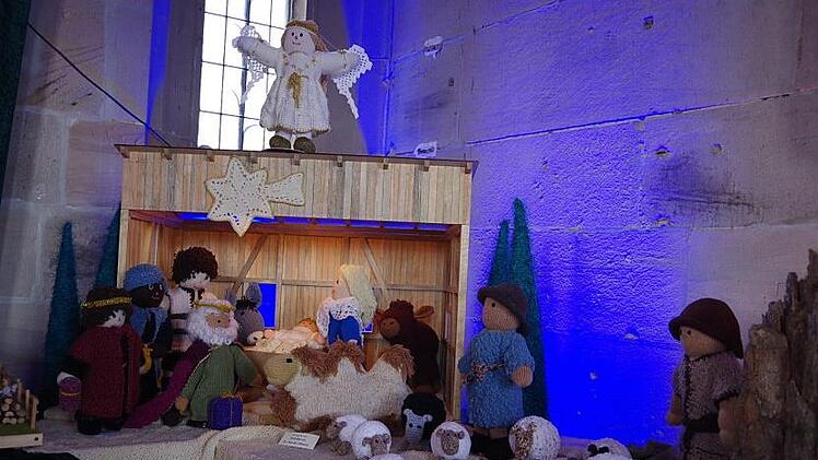 Die flei&szlig;igen Damen vom Strickkreis der evangelischen Kirche Mitwitz strickten gro&szlig;e Krippen-Figuren. Foto: Heike Sch&uuml;lein
