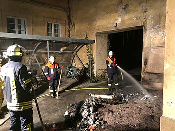 Feuerwehreinsatz am Dienstagabend am Bamberger Rathaus am Maxplatz. Im Innenhof brannten Mülltonnen und Streugutkästen. Foto: NEWS5 / Merzbach