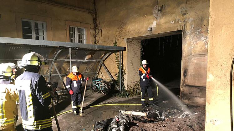 Feuerwehreinsatz am Dienstagabend am Bamberger Rathaus am Maxplatz. Im Innenhof brannten Mülltonnen und Streugutkästen. Foto: NEWS5 / Merzbach