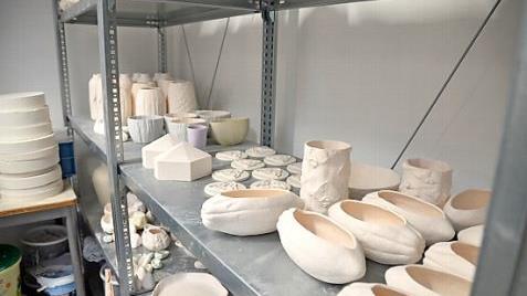 Im Regal der Manufaktur stehen schon jede Menge Produkte unterschiedlichster Formen.