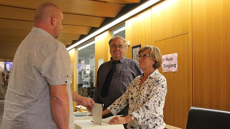 Die Wahlhelfer Jürgen Ditsche, Rosemarie Beetz und Frank Backer (an der Wahlurne) hatten alle Hände voll zu tun. Foto: Franziska Rieger