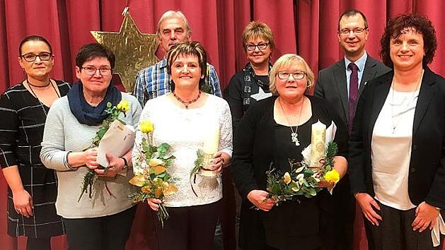 Bei der offiziellen Verabschiedung (von links): Dunja Herzog (Vorsitzende der Mitarbeitervertretung), Christine Krosch, Siegfried Betz, Roswitha Schumann, Ingrid Fiedler (Mitglied der Mitarbeitervertretung), Hildegard Nicholson, stellv. Gesamtleiter Christian Behner und Gesamtleiterin Sabine Schubert Foto: Roland Dietz