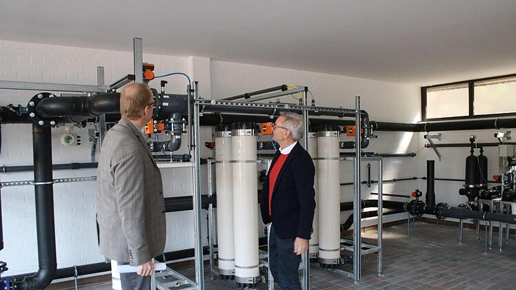 Werkleiter Stephan Pröschold und sein Stellvertreter Oliver Voß inspizieren die Technik für das neue Becken. Foto: Jürgen Gärtner