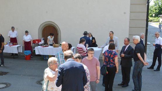 Nach dem Gottesdienst schüttelte Peter Schott noch viele Hände und ließ sich umarmen. Foto: Friedrich
