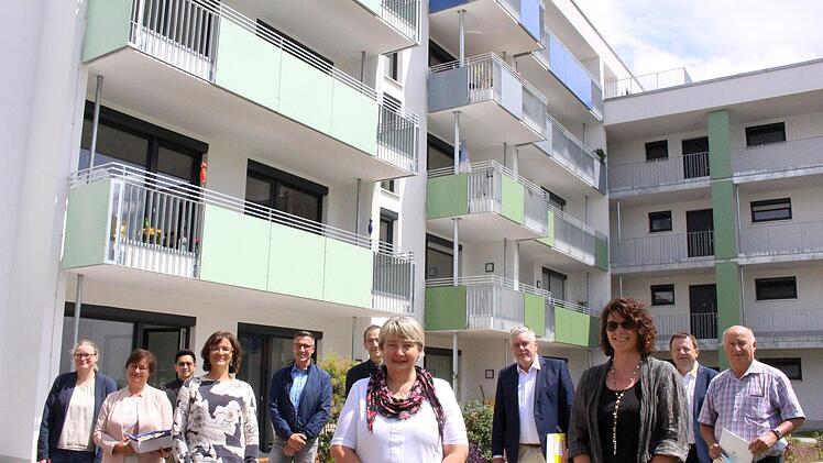 Die Service-Fachkräfte Barbara Reißmann (vorn, links) und Gaby Storzer (vorn, rechts) kümmern sich von Montag bis Freitag um die Bedürfnisse der Bewohner. Ihr Quartiersbüro wurde am Donnerstag mit Vertretern des ASB, der Stadt Coburg und des Bauträgers eröffnet. Foto: Ulrike Nauer