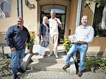 WIRSBERG. Das Berliner Ehepaar Renate und Gerd Ulbricht feierte im Gasthof Hereth ein kleines Jubiläum: Zum 25. Mal tankte es im Luftkurort Ruhe. Bürgermeister Jochen Trier (rechts) und Raimund Schramm von der Gäste-Information der Marktgemeinde dankten den treuen Urlaubern mit einem Geschenkkorb und einer Urkunde.
