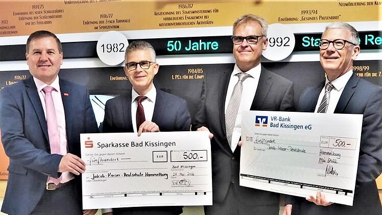 Sparkassenvorstand Roland Friedrich (2. von links) und VR-Bank-Vorstand Jürgen Klubertanz (rechts) überreichten Geldgeschenke an Schulleiter Christian Buchner (2. von rechts) und Konrektor Stefan Mohr (links). Foto: Caroline Pray