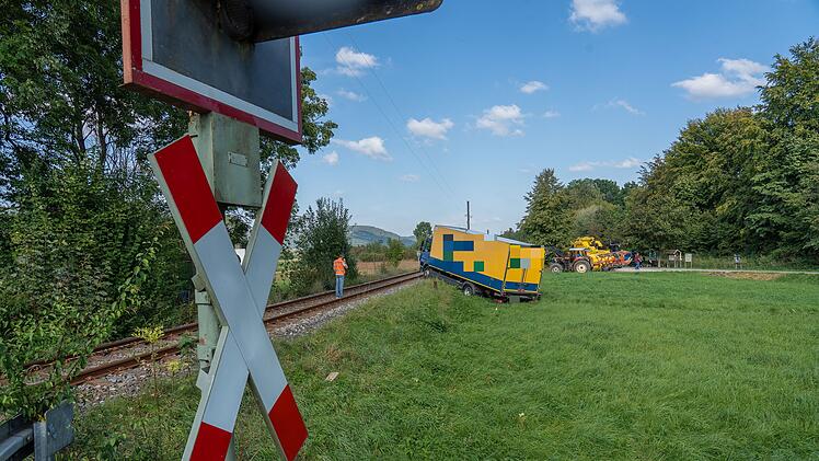Lastwagen auf Abwegen: Bahngleise blockiert und Zugverkehr eingestellt