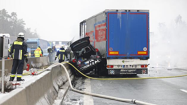 Horror-Unfall auf spiegelglatter Autobahn: Lastwagen keilt zwei Autos ein - Eine Person in Wrack verbrannt