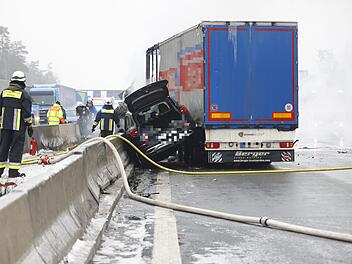 Horror-Unfall auf spiegelglatter Autobahn: Lastwagen keilt zwei Autos ein - Eine Person in Wrack verbrannt