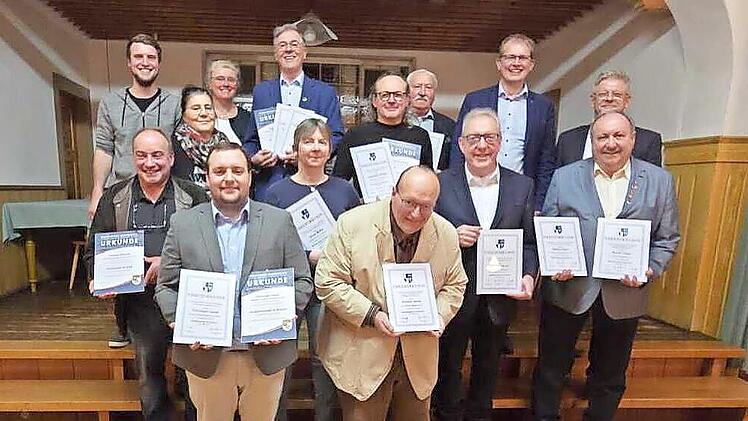 Das Foto zeigt die Geehrten, den Vorstand der Stadtkapelle sowie die Vertreter der Stadt Kulmbach.
