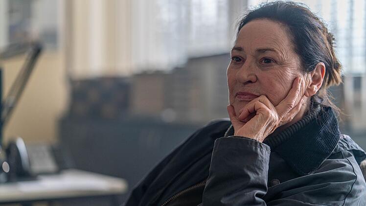 Elisabeth Haller (Charlotte Schwab) glaubt, sie habe einen Mann von den Klippen am Husumer Strand st&uuml;rzen sehen.