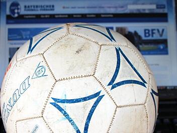 Fußball und Laptop gehen eine Symbiose ein. 3261 Vereine in Bayern, davon rund 140 im Kreis Schweinfurt, haben bei der Notebook-Aktion des Bayerischen Fußball-Verbandes mitgemacht und erhalten für nur 100 Euro Eigenbeteiligung einen Laptop. Um dies zu ermöglichen, investierte der BFV seinen DFB-Sonderzuschuss aus dem positiven wirtschaftlichen Ergebnis der Frauen-WM 2011 direkt in diese Aktion. Foto: Thomas