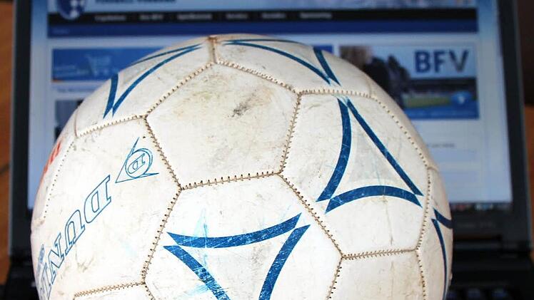 Fußball und Laptop gehen eine Symbiose ein. 3261 Vereine in Bayern, davon rund 140 im Kreis Schweinfurt, haben bei der Notebook-Aktion des Bayerischen Fußball-Verbandes mitgemacht und erhalten für nur 100 Euro Eigenbeteiligung einen Laptop. Um dies zu ermöglichen, investierte der BFV seinen DFB-Sonderzuschuss aus dem positiven wirtschaftlichen Ergebnis der Frauen-WM 2011 direkt in diese Aktion. Foto: Thomas