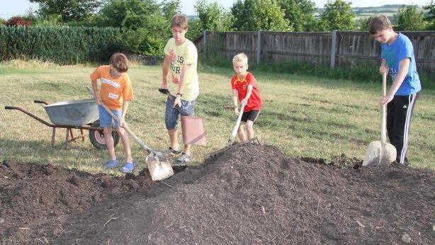 Jonas Gottwald (12), Lukas Gotwald (14), Leon Geier (7) und Lucas Landel (13) ebnen die Erde ein, damit der Platz etwas weicher wird .