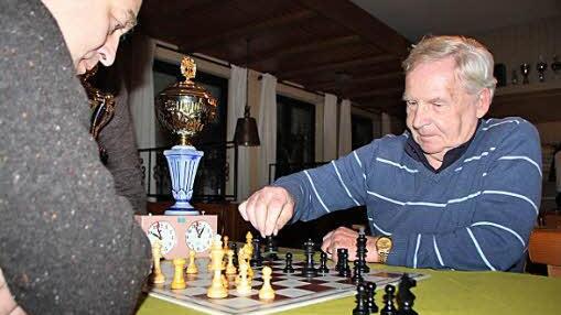 Klaus Hamelmann (r.) ist seit der Gründung in der Abteilung Schach. Im Blitzturnier gegen Paul Asselborn (l.) 2013 hatte er jedoch keine Chance. Foto: Archiv/Ulrike Müller