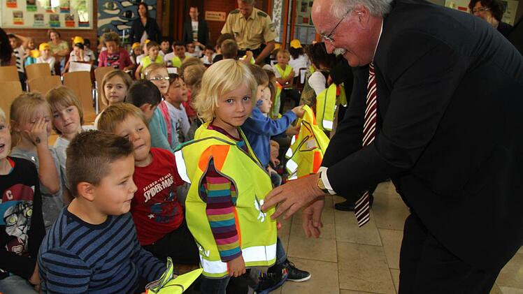 Bei der Auftaktveranstaltung der Verkehrswacht Oberfranken in Zusammenarbeit mit der Gemeinschaftsaktion "Sicher zur Schule - sicher nach Hause" verteilte Regierungspräsident Wilhelm Wenning leuchtend gelbe Sicherheitswesten an die Kinder. Foto: Sonja Adam