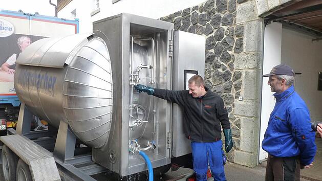 Wasser, marsch! Recht feucht ging es zu, als Sebastian Rittinger von der Klosterbrauerei Kreuzberg (links) und Sepp Bachhuber das Brauwasser f&uuml;r das Jubil&auml;umsbier der Landesausstellung in Aldersbach in den Transporttank f&uuml;llten. Foto: Thomas Pfeuffer