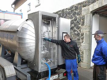 Wasser, marsch! Recht feucht ging es zu, als Sebastian Rittinger von der Klosterbrauerei Kreuzberg (links) und Sepp Bachhuber das Brauwasser für das Jubiläumsbier der Landesausstellung in Aldersbach in den Transporttank füllten. Foto: Thomas Pfeuffer