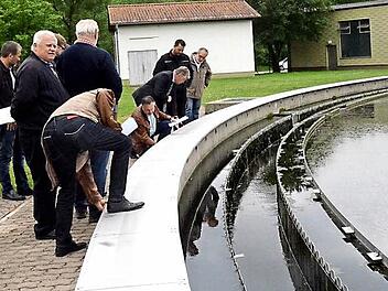 Die am Beckenrand angebrachten Stahlplatten sind ein wesentliches Element der Stabilität des Nachklärbeckens der Klärfanlage in Nagel. Davon überzeugten sich die Verbandsräte mit Vorsitzenden Herbert Schneider (3.v.r.) und Diplom-ngenieur Walter Brandner (4.v.r.).  Foto: Karl-Heinz Hofmann