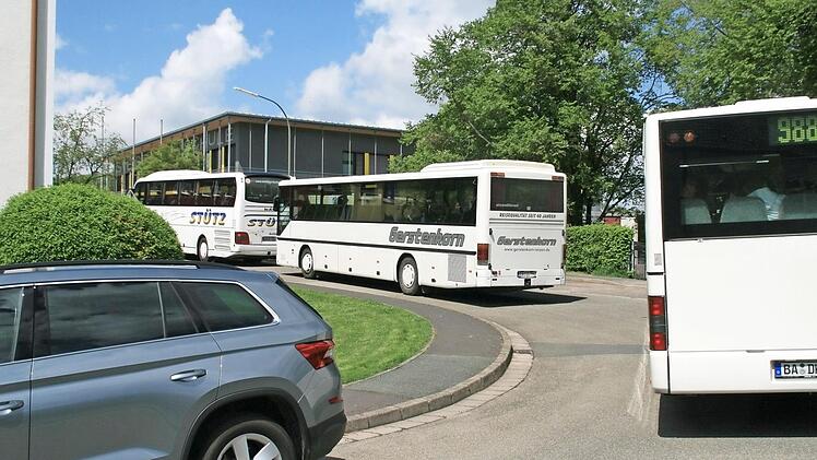 Die beengte Schulbussituation an der Realschule Ebrach soll bald Vergangenheit sein.  Foto: Staatl. Realschule Ebrach