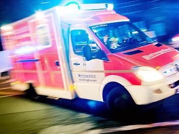 Obwohl ein Fu&szlig;g&auml;nger&uuml;berweg nur f&uuml;nf Meter entfernt war, nutzte die Frau diesen nicht. Sie wurde erfasst und kam schwer verletzt in ein Krankenhaus. Symbolfoto: Marcel Kusch/dpa