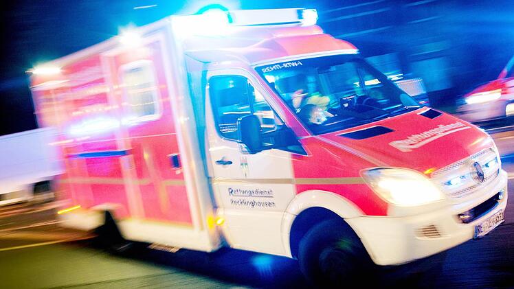 Obwohl ein Fu&szlig;g&auml;nger&uuml;berweg nur f&uuml;nf Meter entfernt war, nutzte die Frau diesen nicht. Sie wurde erfasst und kam schwer verletzt in ein Krankenhaus. Symbolfoto: Marcel Kusch/dpa