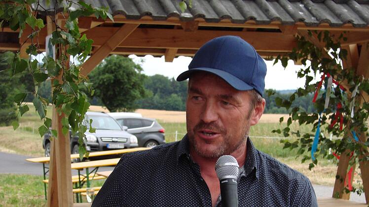 3. Vorsitzender Edgar Thomas hat die B&auml;nke gestiftet. Georg Scheuring