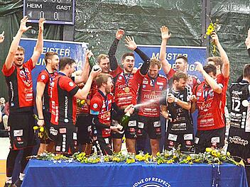 Feuer frei! Die Heitec Volleys Eltmann feiern den 3:1-Sieg in Freiburg und die Meisterschaft der zweiten Bundesliga mit der obligatorischen Sektdusche.  Fotos: Werner Haala