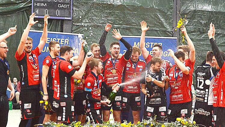 Feuer frei! Die Heitec Volleys Eltmann feiern den 3:1-Sieg in Freiburg und die Meisterschaft der zweiten Bundesliga mit der obligatorischen Sektdusche.  Fotos: Werner Haala