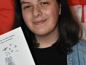 "Das Tagebuch von Maria Hofmann - Mein Weg in die Freiheit" brachte Jasmin Prawitz einen Förderpreis im Geschichtswettbewerb ein. Auch das Titelbild hat die 16-Jährige selbst gestaltet. Fotos: privat
