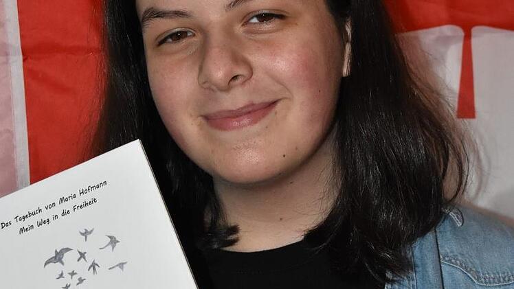"Das Tagebuch von Maria Hofmann - Mein Weg in die Freiheit" brachte Jasmin Prawitz einen Förderpreis im Geschichtswettbewerb ein. Auch das Titelbild hat die 16-Jährige selbst gestaltet. Fotos: privat