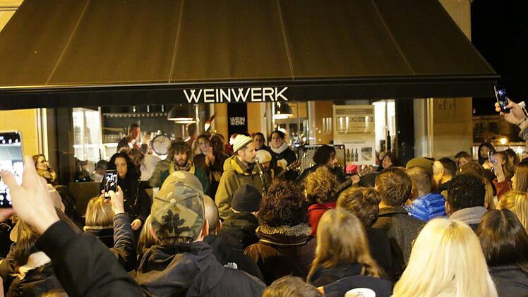 Nach kurzfristiger Konzertabsage: Max Herre gibt spontanes Straßenkonzert in Bad Kissingen . Foto: Benedikt Borst