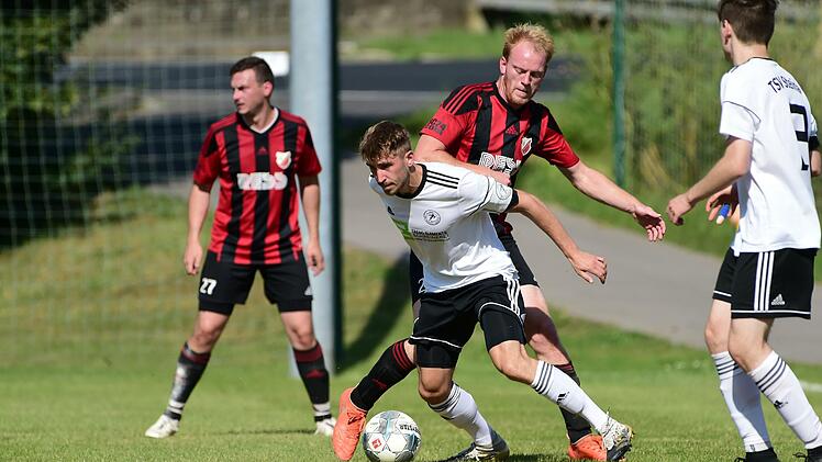 Einen Sprung nach vorne macht der Steinacher Joshua Jung gegen Herbstadts Pascal Fritz - und sein Verein nach dem 2:1-Erfolg in der Kreisliga.