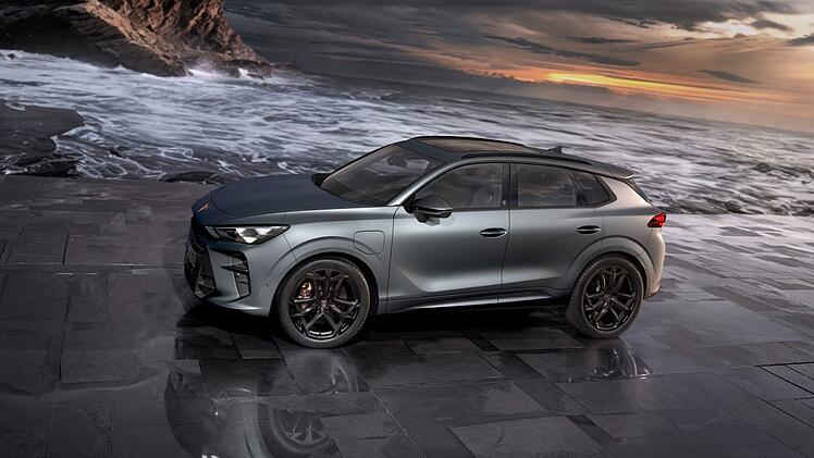 Der CUPRA Terramar VZ 1.5 e-HYBRID beeindruckt durch sein sportliches Design und bietet im Gewerbeleasing eine Kombination aus Leistung und Effizienz.