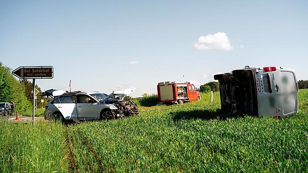 Oberailsfeld: Baustellenfahrzeug &uuml;berf&auml;hrt Stoppschild - Schwerstverletzte